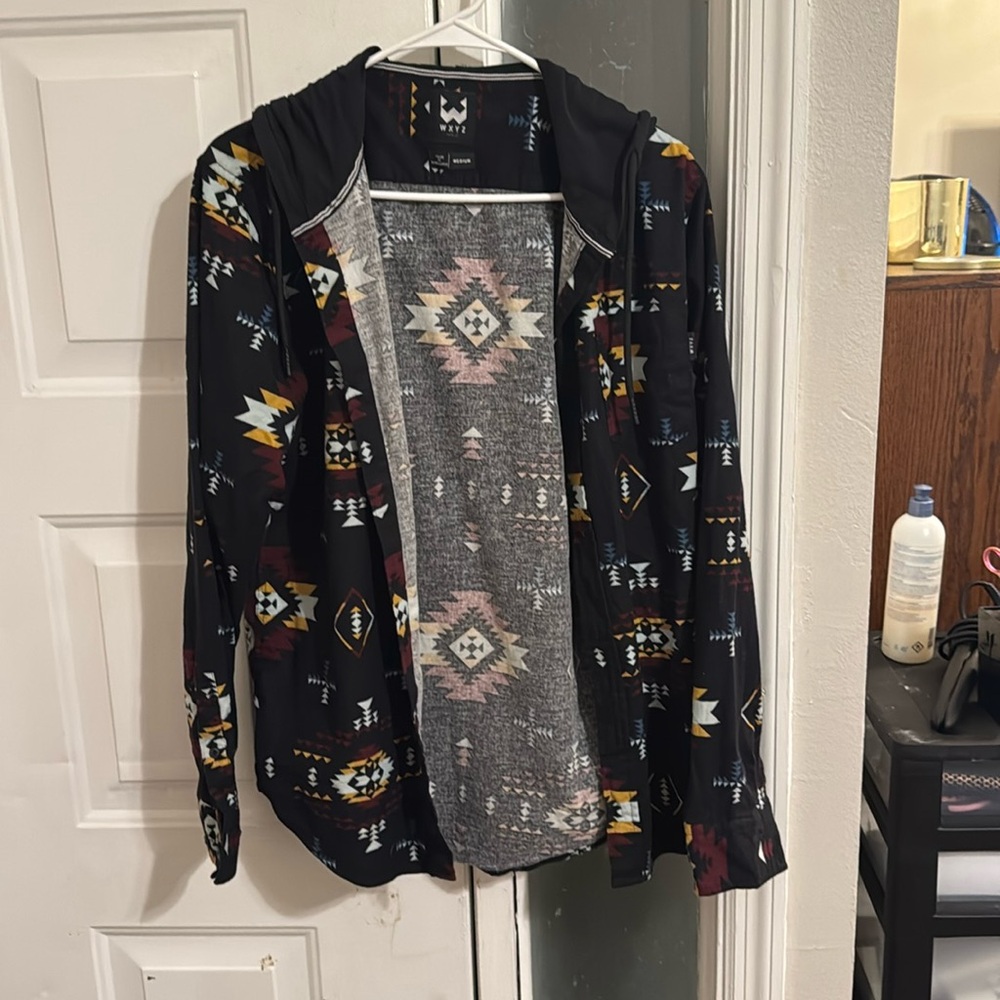 Gently worn. Aztec print men’s long sleeve button down hooded overshirt